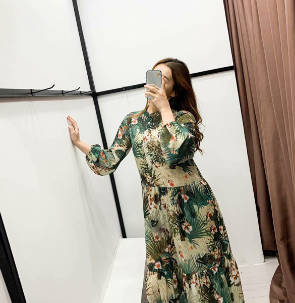 Modern, közepes hosszúságú ruha klasszikus galléros szabású modellel