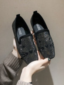 Új női mokaszin modell kövekkel és lapos talppal