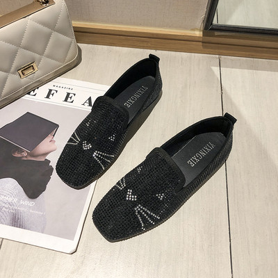 Új női mokaszin modell kövekkel és lapos talppal