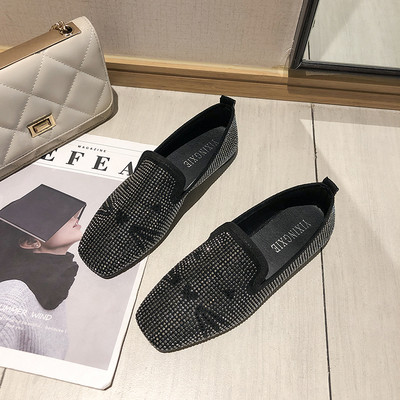 Új női mokaszin modell kövekkel és lapos talppal