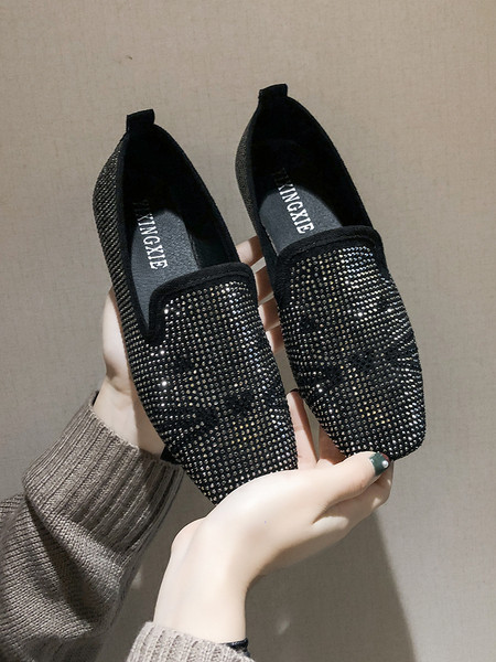 Új női mokaszin modell kövekkel és lapos talppal