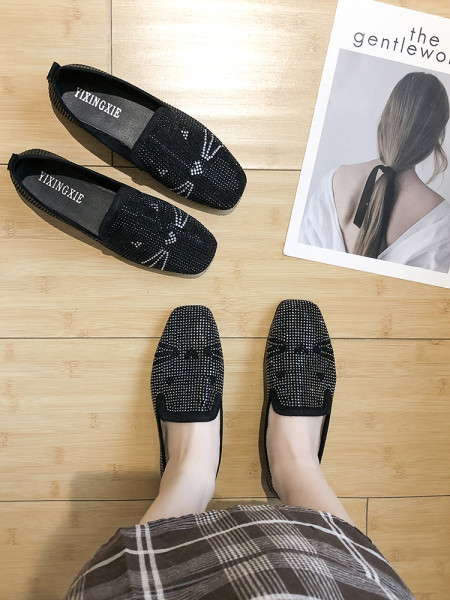 Új női mokaszin modell kövekkel és lapos talppal