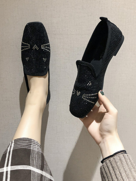 Új női mokaszin modell kövekkel és lapos talppal