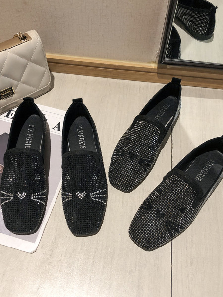 Új női mokaszin modell kövekkel és lapos talppal