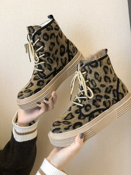 Modern női csizma leopárd mintával, pehellyel és fűzővel