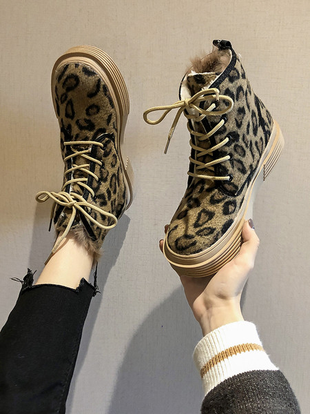 Modern női csizma leopárd mintával, pehellyel és fűzővel