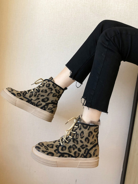 Modern női csizma leopárd mintával, pehellyel és fűzővel