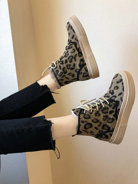 Modern női csizma leopárd mintával, pehellyel és fűzővel