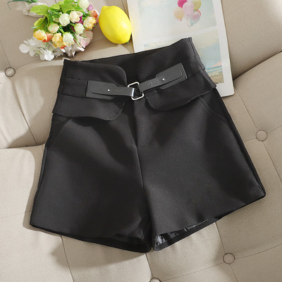 Modern női rövidnadrág magas derékkal és övvel