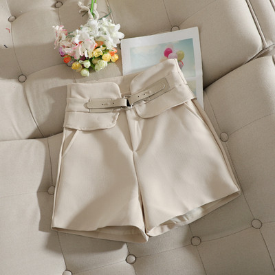 Modern női rövidnadrág magas derékkal és övvel