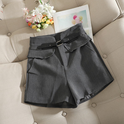 Modern női rövidnadrág magas derékkal és övvel