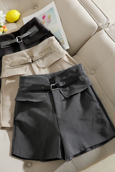 Modern női rövidnadrág magas derékkal és övvel