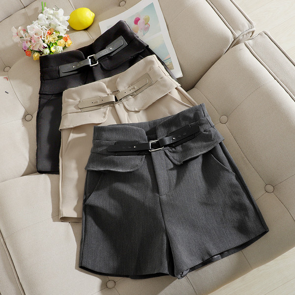 Modern női rövidnadrág magas derékkal és övvel