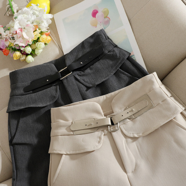 Modern női rövidnadrág magas derékkal és övvel