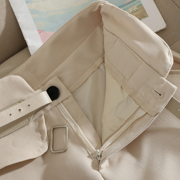 Modern női rövidnadrág magas derékkal és övvel