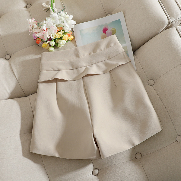 Modern női rövidnadrág magas derékkal és övvel