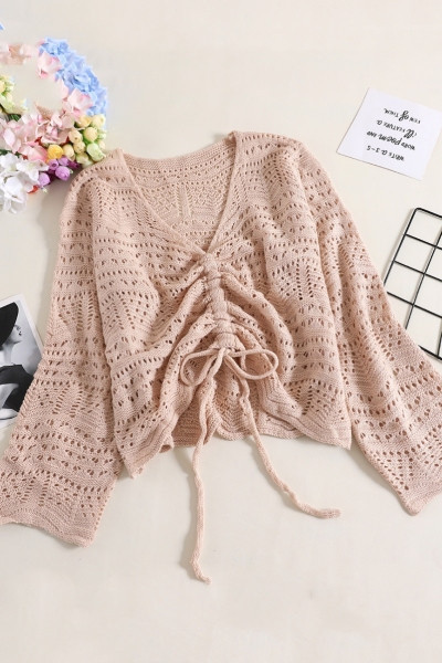 Széles női blúz ráncolt elülső résszel, nyakkendővel és spitz nyakkivágással