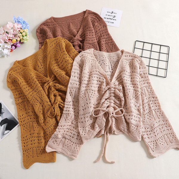 Széles női blúz ráncolt elülső résszel, nyakkendővel és spitz nyakkivágással