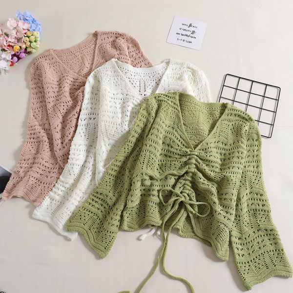 Széles női blúz ráncolt elülső résszel, nyakkendővel és spitz nyakkivágással