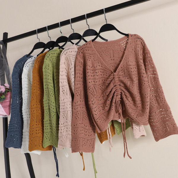 Széles női blúz ráncolt elülső résszel, nyakkendővel és spitz nyakkivágással