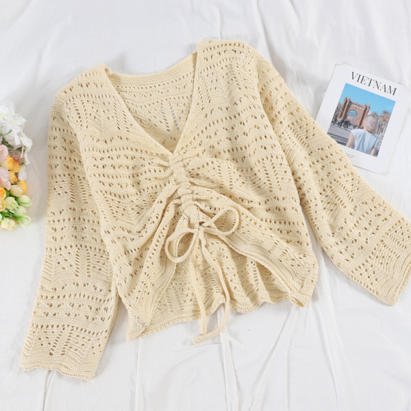 Széles női blúz ráncolt elülső résszel, nyakkendővel és spitz nyakkivágással