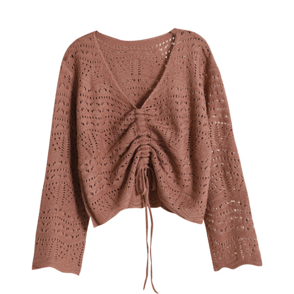 Széles női blúz ráncolt elülső résszel, nyakkendővel és spitz nyakkivágással