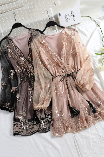 Női hálós ruha hímzéssel és bojtos övvel