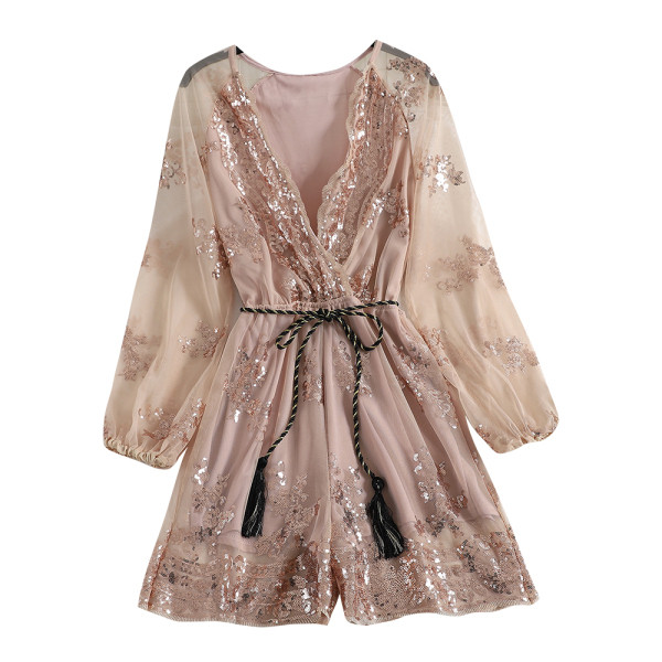 Női hálós ruha hímzéssel és bojtos övvel