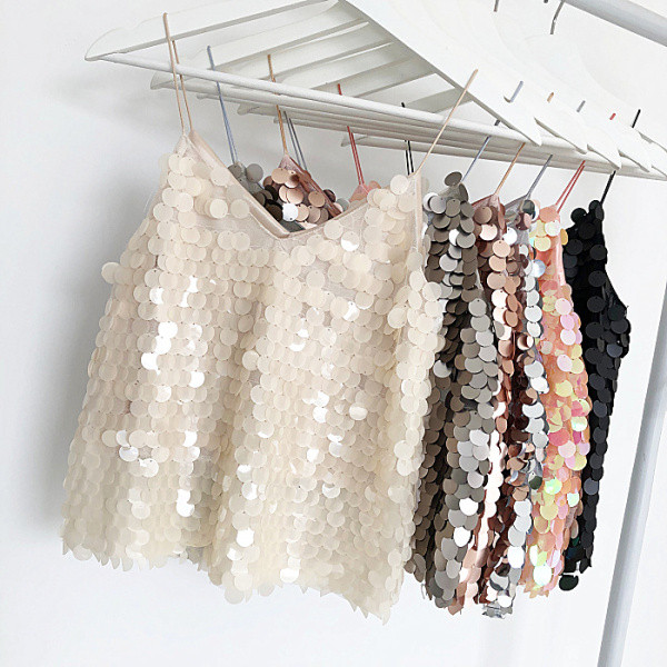 Modern női felső flitterekkel és spitz nyakkivágással