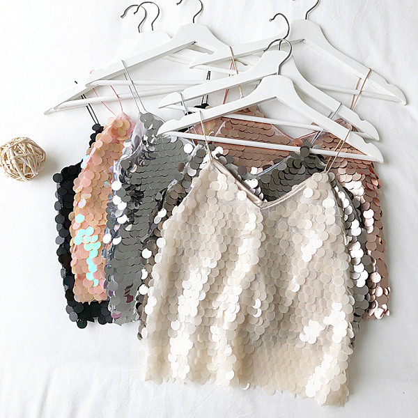 Modern női felső flitterekkel és spitz nyakkivágással