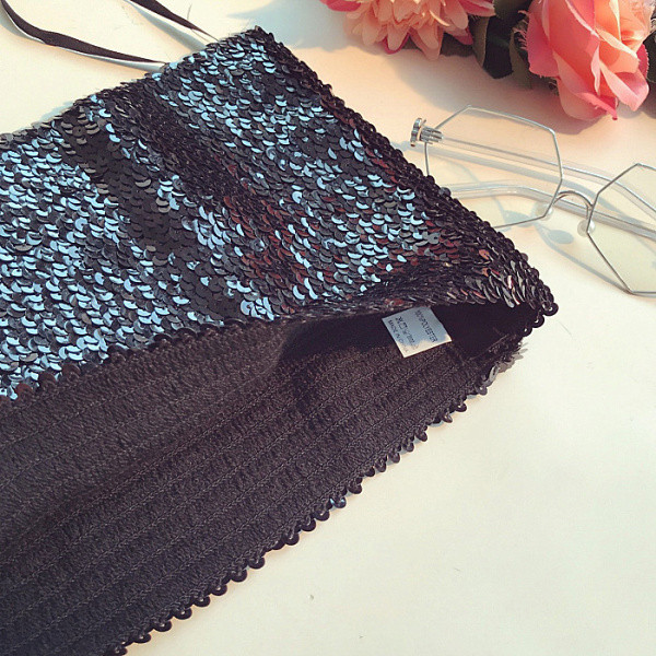 Testre szabott női melltartó flitterekkel és vékony pántokkal