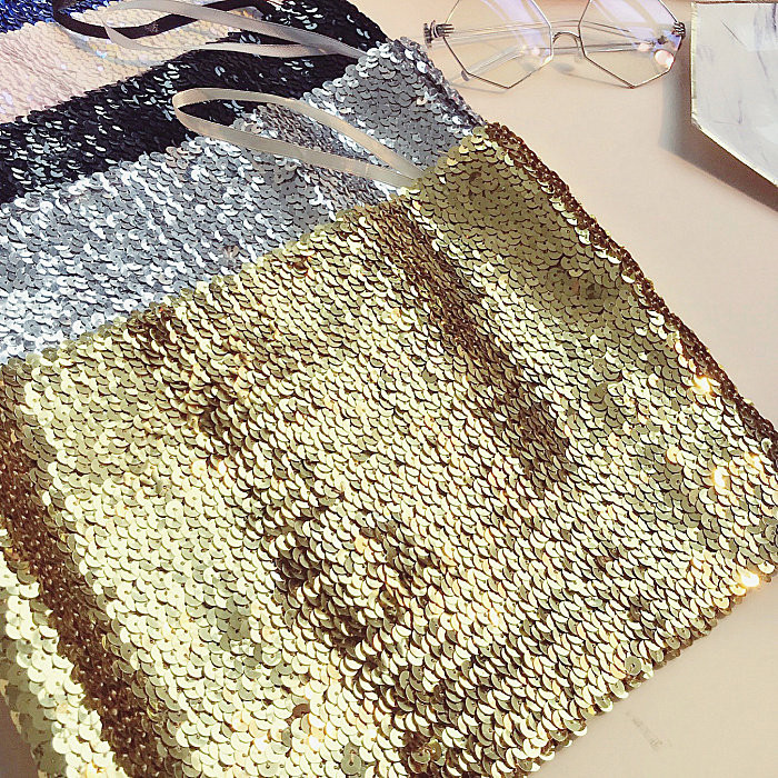 Testre szabott női melltartó flitterekkel és vékony pántokkal