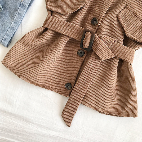 Modern női őszi-téli felső, gombokkal és derékövvel - két modell