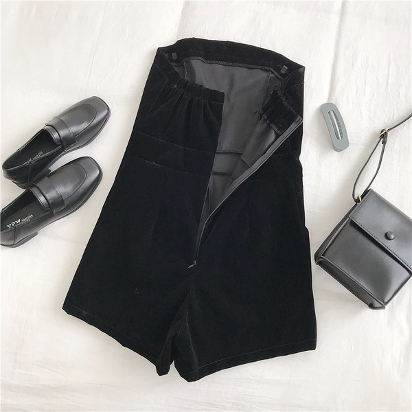 Női fekete bársony kombinék gombokkal és pántokkal