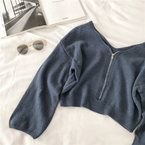 Rövid női pulóver spitz nyakkivágással és cipzárral