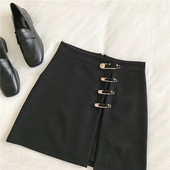 Modern női szoknya hasítékkal és fém elemekkel - biztosítótűkkel