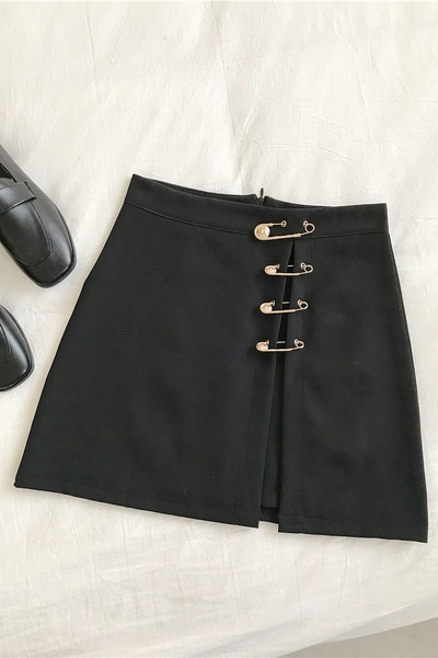 Modern női szoknya hasítékkal és fém elemekkel - biztosítótűkkel