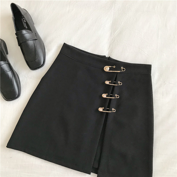 Modern női szoknya hasítékkal és fém elemekkel - biztosítótűkkel