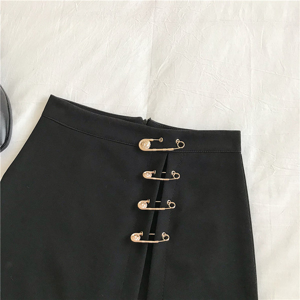 Modern női szoknya hasítékkal és fém elemekkel - biztosítótűkkel