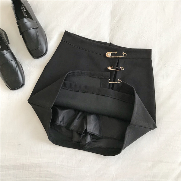 Modern női szoknya hasítékkal és fém elemekkel - biztosítótűkkel