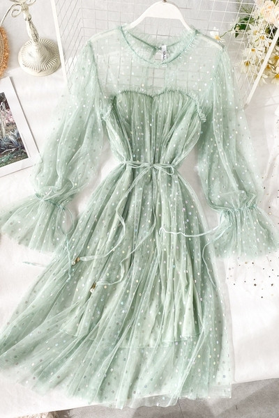 Stílusos női ruha flitterekkel és O-nyakkal