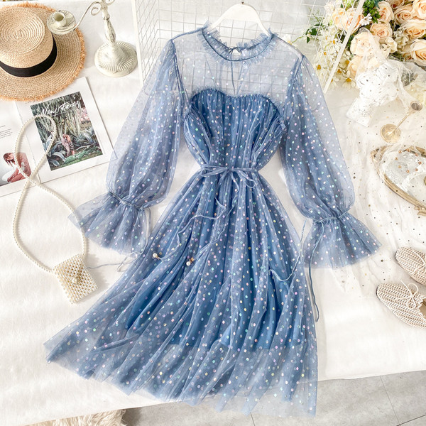 Stílusos női ruha flitterekkel és O-nyakkal