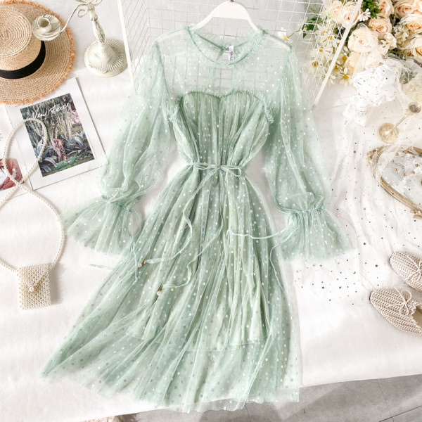 Stílusos női ruha flitterekkel és O-nyakkal