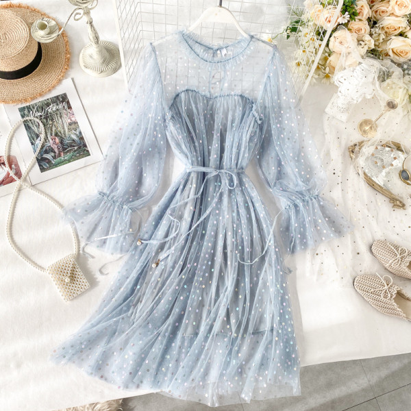 Stílusos női ruha flitterekkel és O-nyakkal