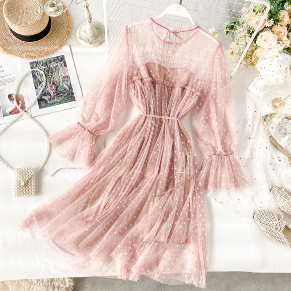 Stílusos női ruha flitterekkel és O-nyakkal