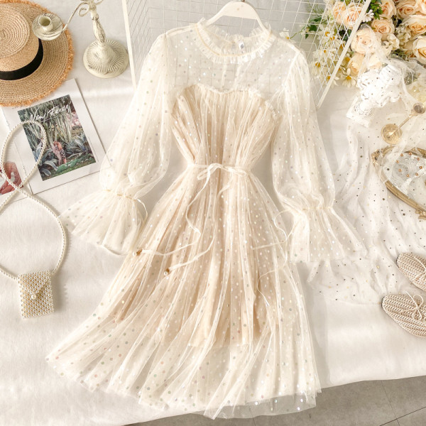 Stílusos női ruha flitterekkel és O-nyakkal