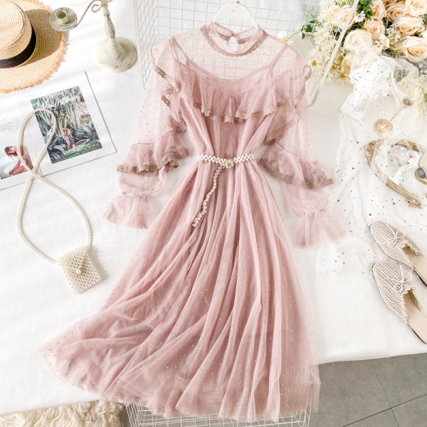 Aktuális női ruha hosszú ujjal, flitterekkel