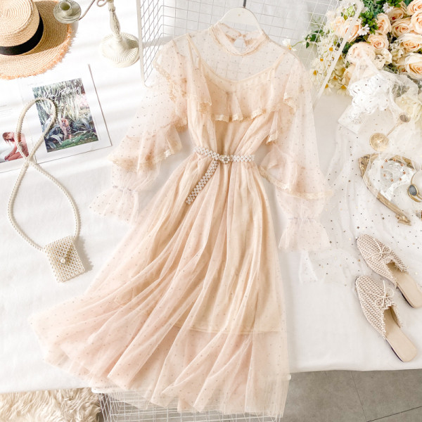 Aktuális női ruha hosszú ujjal, flitterekkel