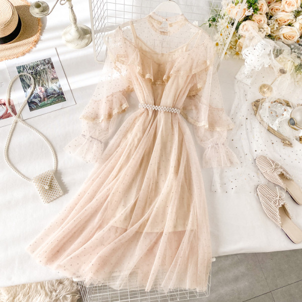 Aktuális női ruha hosszú ujjal, flitterekkel