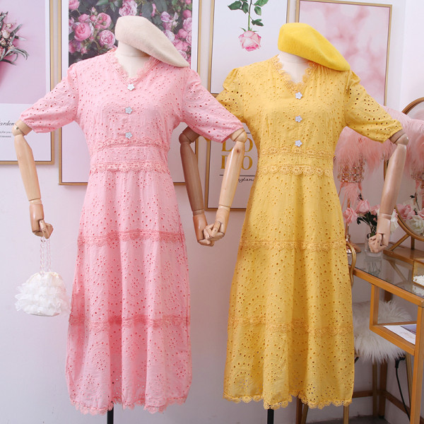 Modern női ruha spitz nyakkivágással és 3/4-es ujjakkal